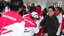 Ketua KOI, Erick Thohir bersalaman saat mengukuhkan kontingen Indonesia untuk SEA Games 2017 di Auditorium Wisma Menpora, Jakarta, Rabu (8/2). SEA Games 2017 Kuala Lumpur yang akan digelar 19-31 Agustus. (Liputan6.com/Helmi Afandi)