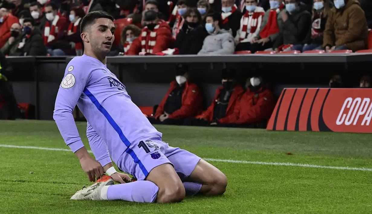 Penyerang Barcelona, Ferran Torres berselebrasi usai mencetak gol ke gawang Athletic Bilbao pada pertandingan babak 16 besar Copa del Rey Cup Spanyol di stadion San Mames di Bilbao, Jumat (21/1/2022). Kemenangan ini mengantar Bilbao melaju ke babak perempat final. (AP Photo/Alvaro Barrientos)