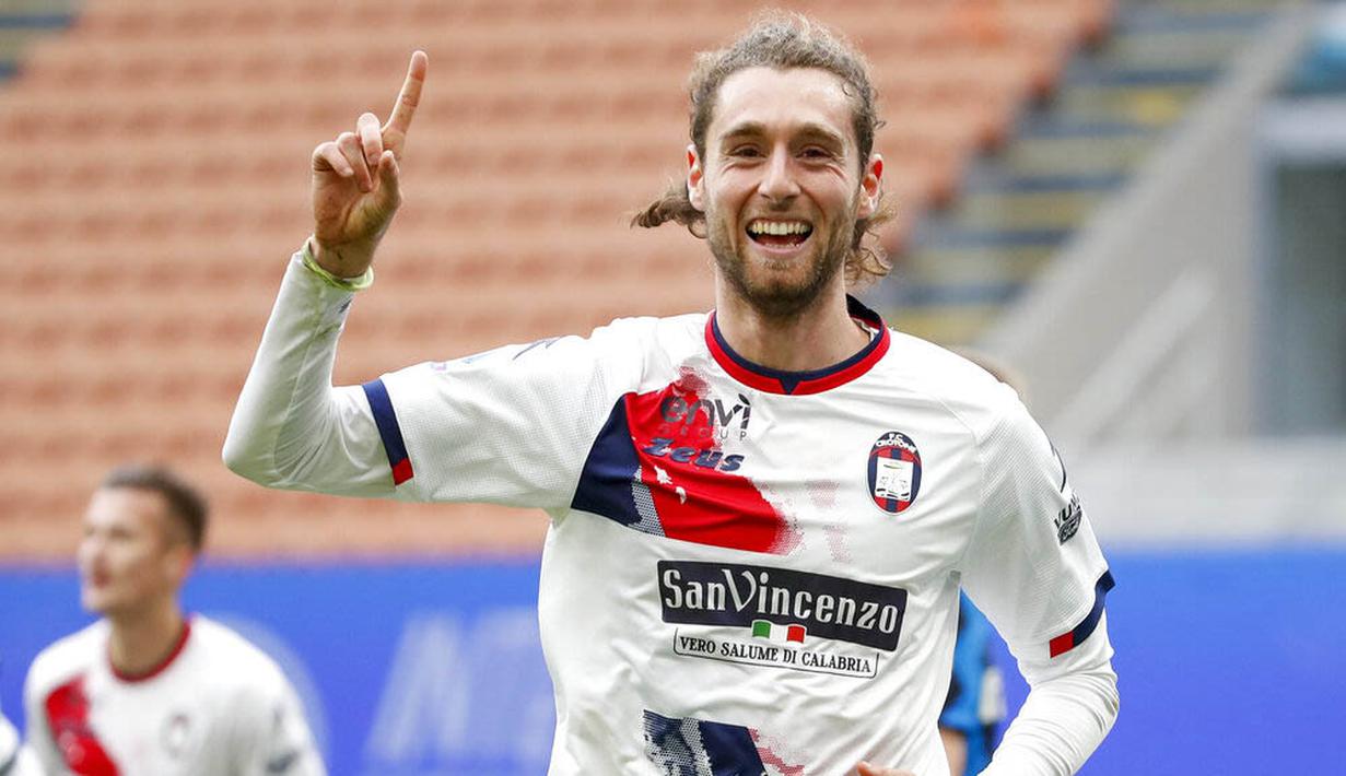 Pemain Crotone, Niccolo Zanellato, melakukan selebrasi usai mencetak gol ke gawang Inter Milan pada laga Liga Italia di Stadion Giuseppe Meazza, Minggu (3/1/2021). Inter Milan menang dengan skor 6-2. (AP/Antonio Calanni)