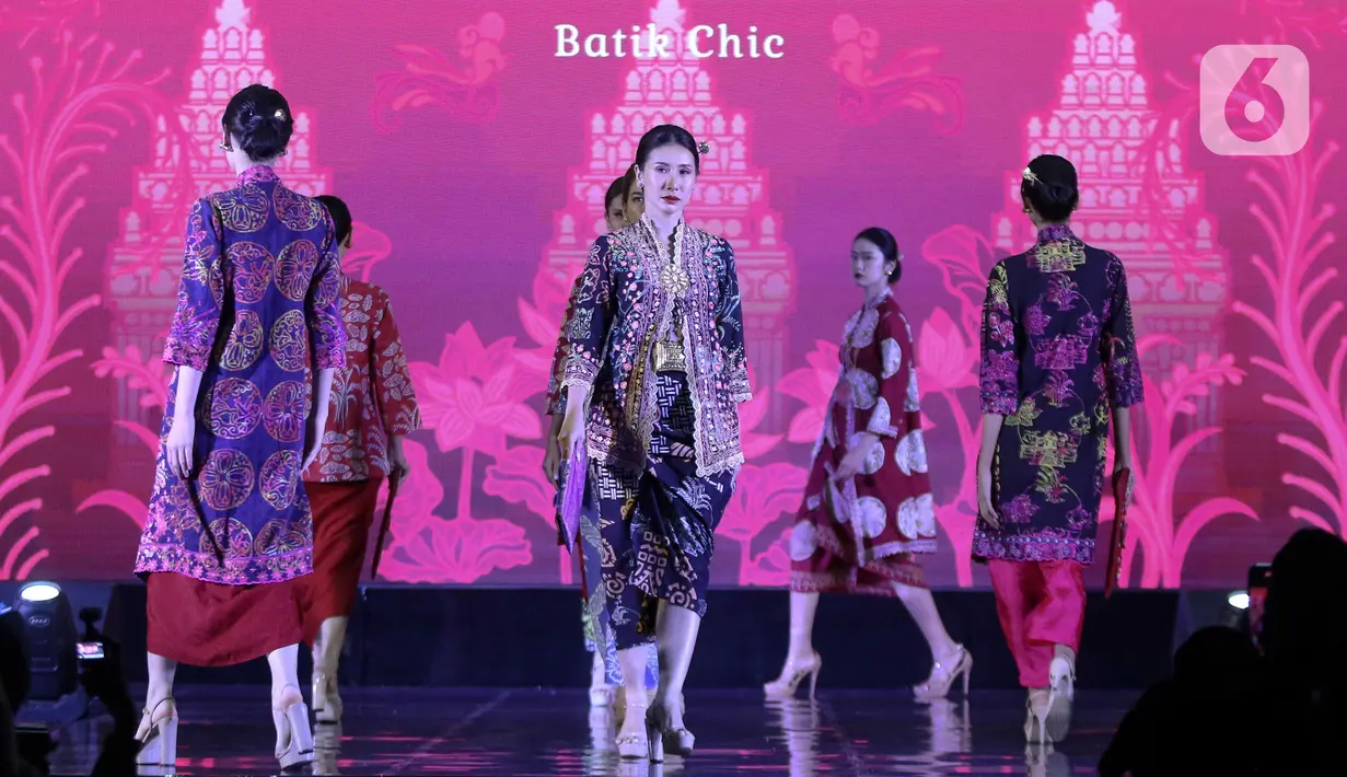 Para model mengenakan busana rancangan busana  Novita Yunus saat acara Cipta dan Cipta parade Wastra Nusantara di Hotel Shangri La, Jakarta, Rabu (31/7/2024). (Liputan6.com/Herman Zakharia)