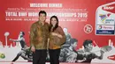 Mantan pebulutangkis nasional Alan Budikusuma dan Susi Susanti foto bersama pada acara jamuan makan malam jelang Kejuaraan Dunia BWF 2015 di Balai Kota, Jakarta, Sabtu (8/8/2015). (Bola.com/Vitalis Yogi Trisna)