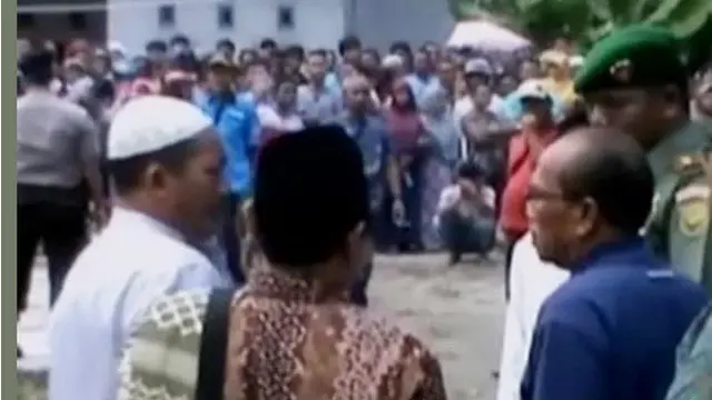 Ratusan warga Sri Menanti mengusir paksa 5 orang jemaah Ahmadiyah, hingga klarifikasi MUI soal sertifikat halal.