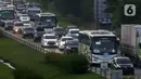 <p>Sejumlah kendaraan melintas di Jalan Tol Cikopo - Palimanan, Jawa Barat, Rabu (27/4/2022). Memasuki H-5 Lebaran, volume kendaraan di Jalan Tol Cikopo - Palimanan mengalami peningkatan signifikan yang mengakibatkan kemacetan pada sejumlah ruas jalan utama tol karena antrean kendaraan yang akan masuk rest area. (Liputan6.com/Herman Zakharia)</p>