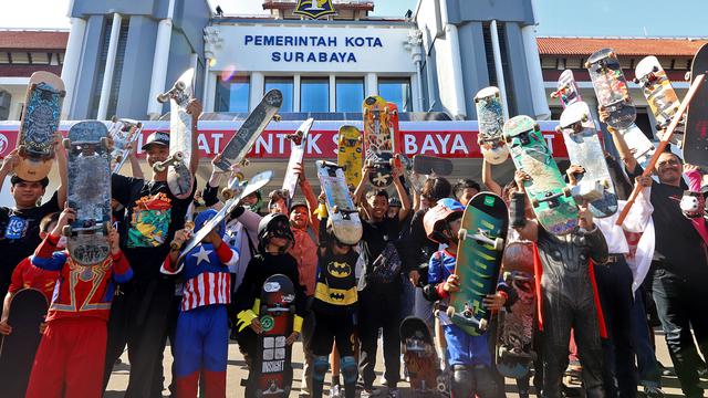 Skater Surabaya merayakan Hari Skateboard sedunia. (Dian Kurniawan/Liputan6.com).