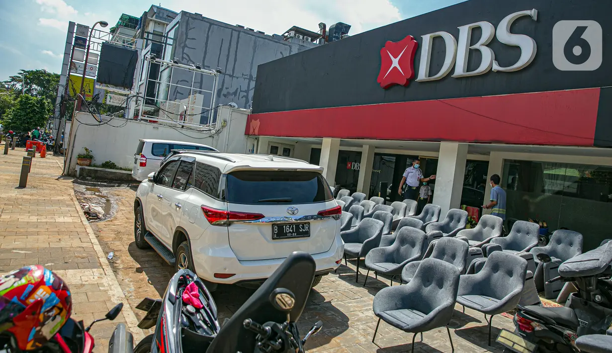 Deretan kursi dijemur pascabanjir di salah satu bank swasta di Kemang, Jakarta, Selasa (23/2/2021). Karyawan pertokoan, perkantoran, hingga perbankan mulai membersihkan sisa lumpur dari banjir yang melanda kawasan tersebut pada 20 Februari 2021 lalu. (Liputan6.com/Faizal Fanani)