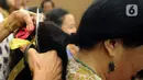 Pendonor menjalani pemotongan rambut dalam acara Hair to Share di RS Siloam, Semanggi, Jakarta, Rabu (12/2/2020). Donor rambut yang sudah berlangsung selama tiga tahun ini sebagai bentuk kepedulian terhadap penanggulangan kanker di Indonesia. (merdeka.com/Arie Basuki)