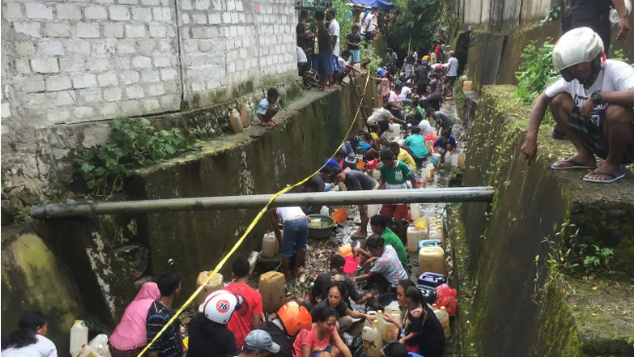 Ketika Warga Kota Ambon Berebutan Menyuling Bahan Bakar Pesawat