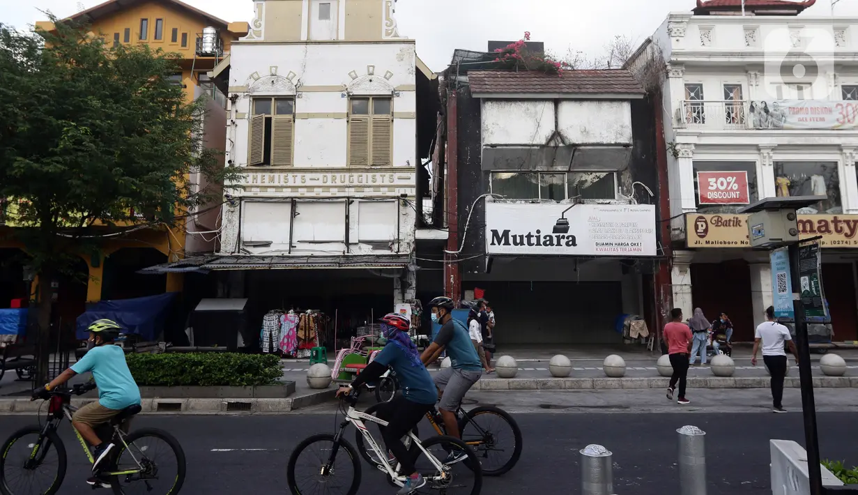 Aktivitas masyarakat di kawasan Jalan Malioboro, Yogyakarta, Minggu (10/10/2021). Wisatawan yang berkunjung di kawasan wisata Yogyakarta wajib mematuhi dan menerapkan protokol kesehatan karena Daerah Istimewa Yogyakarta masih berstatus PPKM level 3. (Liputan6.com/Helmi Fithriansyah)