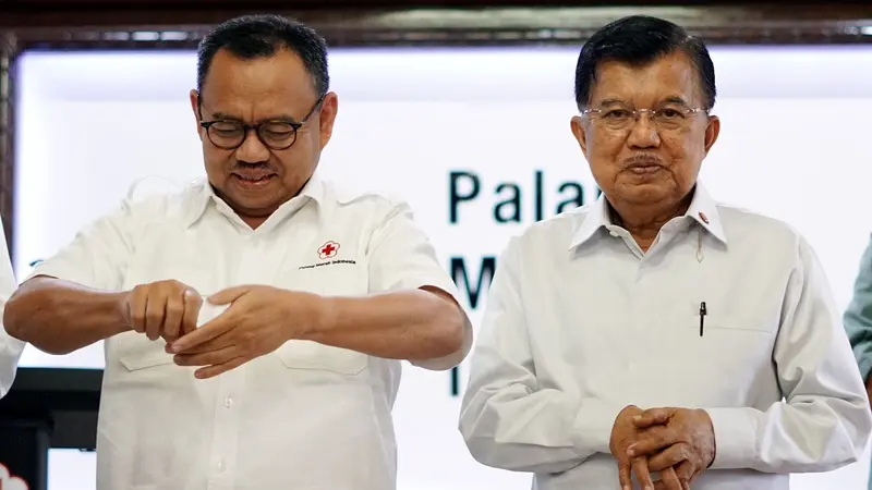 Ketua Umum PMI Jusuf Kalla bersama Sekjen PMI Sudirman Said dan jajaran pengurus PMI Pusat dan 8 PMI Provinsi di Indonesia melakukan simulasi cara cuci tangan yang baik dan benar