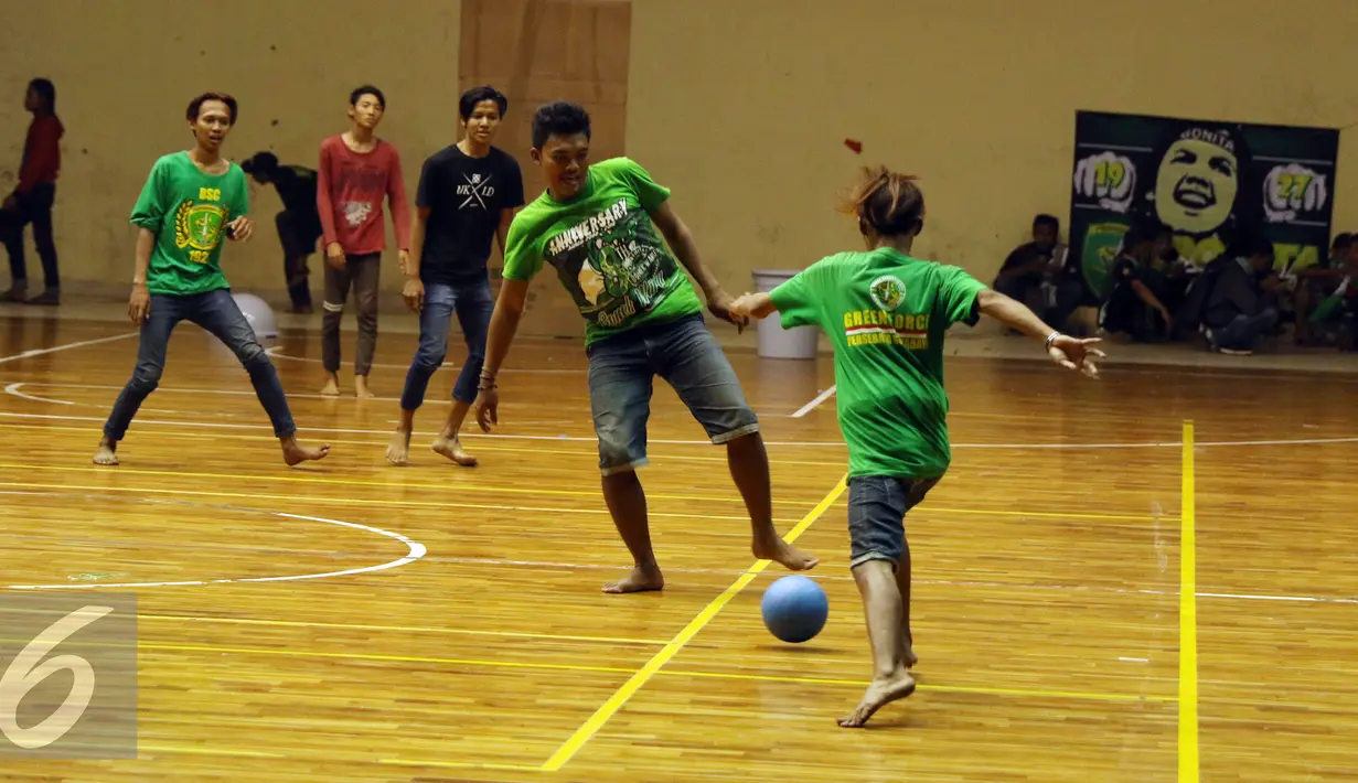 Pendukung Persebaya bermain bola menghabiskan malam di GOR Padjajaran, Bandung, Sabtu (7/1). Ribuan suporter Persebaya berkumpul di GOR Padjajaran menunggu keputusan kongres PSSI terkait nasib klub kesayangan mereka. (Liputan6.com/Helmi Fithriansyah)
