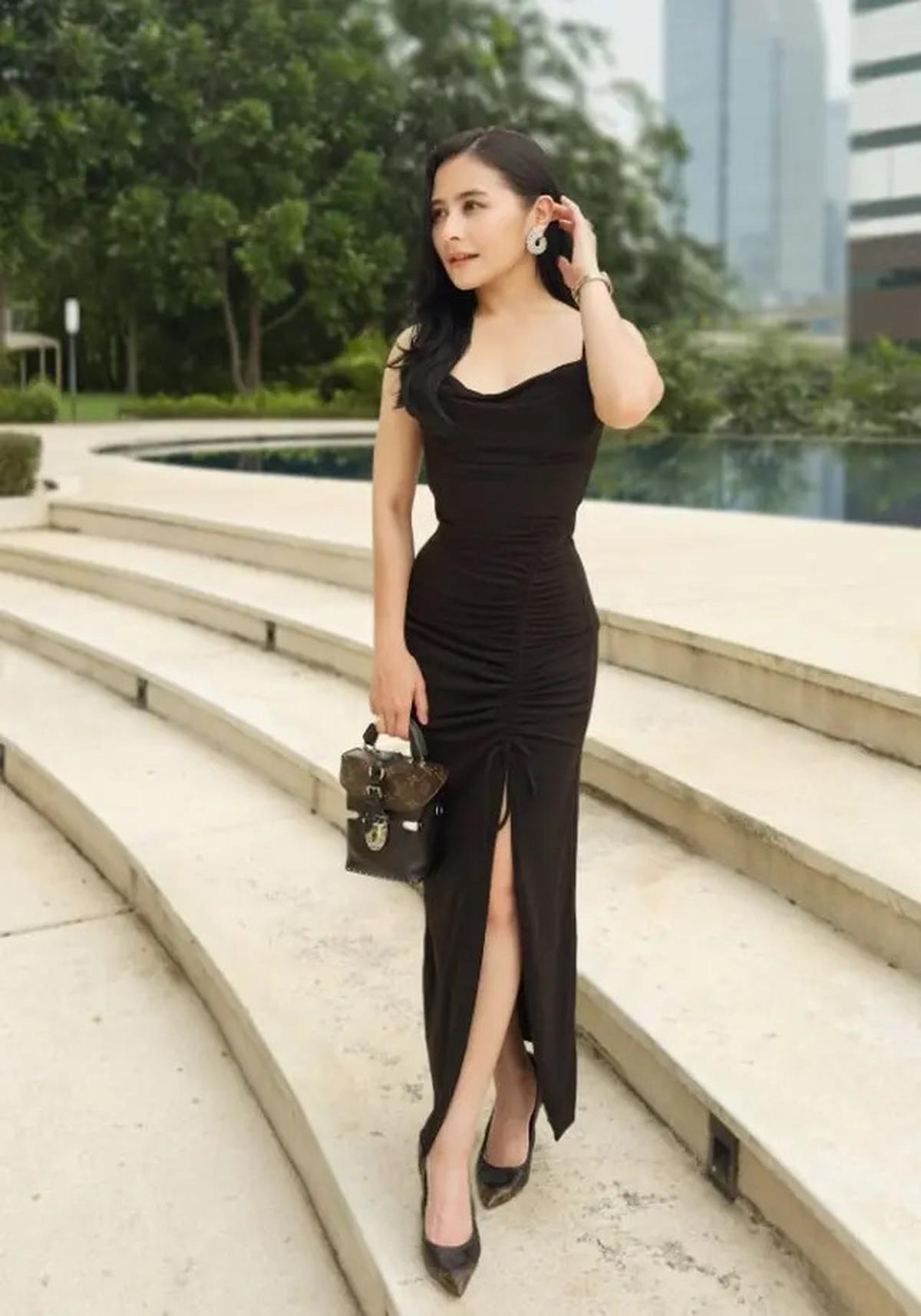 Outfit Kondangan ala Prilly Latuconsina yang Anggun Tanpa Terlihat Berlebihan