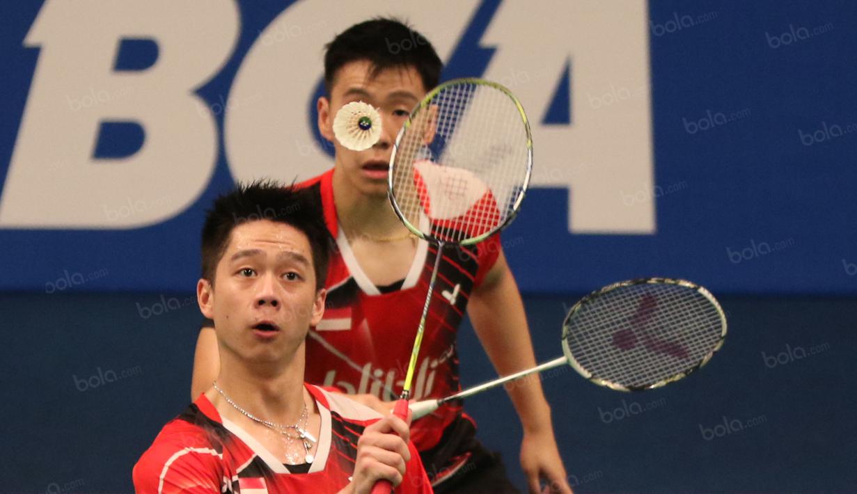 Pasangan Indonesia, Marcus Fernaldi Gideon/Kevin Sanjaya Sukamuljo, gagal menembus babak perempat final BCA Indonesia Open 2016. Mereka kalah dari Lee Yong-dae/Yoo Yeon-seong. (Bola.com/Nicklas Hanoatubun)
