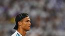 Cristiano Ronaldo bersama anaknya Cristiano Ronaldo Jr. berdiri menyaksikan penyerahan trofi Piala Super Spanyol di  Santiago Bernabeu stadium, Madrid, (16/8/2017). Real menang agregat 5-1. (AFP/Gabriel Bouys)