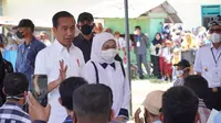 Presiden Joko Widodo (Jokowi) menyaksikan penyerahan bantuan subsidi upah (BSU) tahun 2022 di Kota Bau Bau, Sulawesi Tenggara, Selasa (27/9/2022). (Dok Kemnakar)