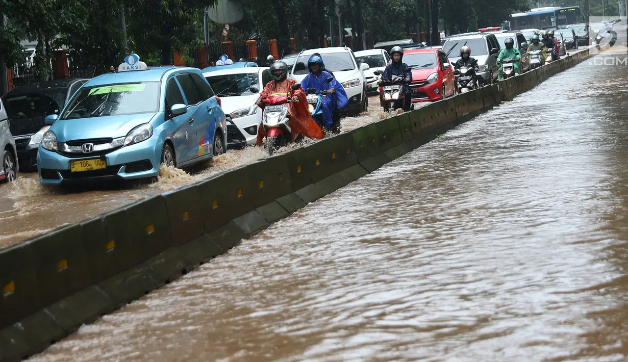 Kendaraan terjebak kemacetan di tengah banjir yang melanda Jalan Lapangan Banteng Utara, Jakarta, Kamis (15/2). Hujan deras dan buruknya drainase menyebabkan kawasan tersebut banjir hingga setinggi lutut orang dewasa. (Liputan6.com/Immanuel Antonius)