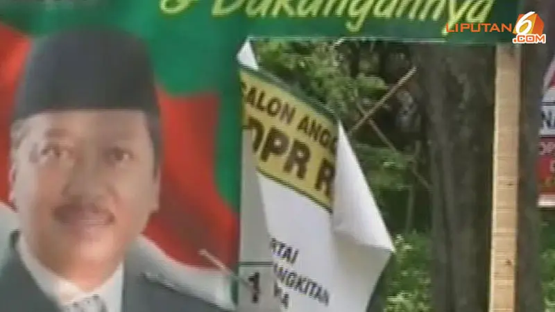 Atribut Partai Rusak