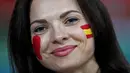 Senyum suporter Spanyol saat pertandingan antara Portugal dan Spanyol dalam Piala Dunia 2018 di Stadion Fisht, Sochi, Rusia, Jumat (15/6). (Aneh Andersen/AFP)