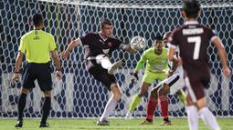 PSM lewat mengawali pertandingan dengan langsung tampil agresif. Serangan demi serangan dibangun oleh sang kapten mereka Willem Jan Pluim. (Bola.com/Bagaskara Lazuardi)