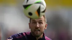 Penyerang Inggris Harry Kane mengejar bola saat sesi latihan terbuka untuk umum menjelang pertandingan Grup C Euro 2024 melawan Serbia di Stadion Jena, Jerman, Selasa (11/6/2024). (AP Photo/Thanassis Stavrakis)