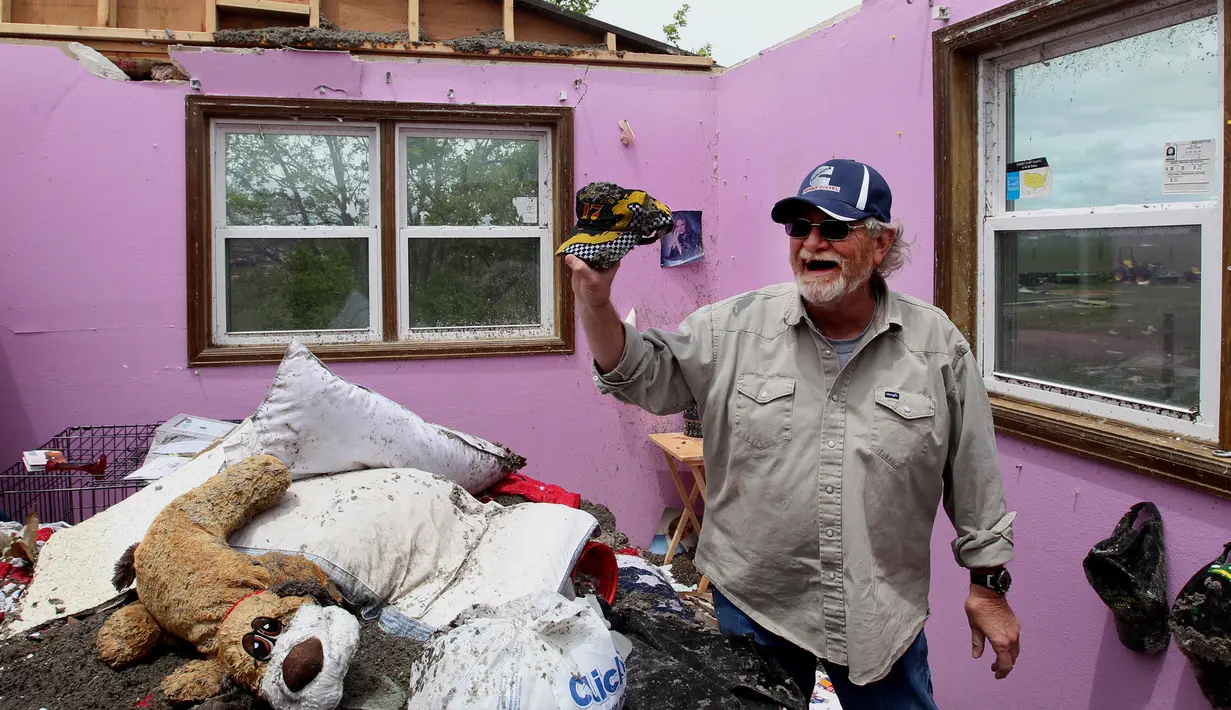Seorang pria berada di rumanya yang rusak usai dilanda tornado di Laramie County, Wyoming, AS (29/5). Akibat tornado ini delapan properti dan rumah rusak berat. (Jacob Byk/The Wyoming Tribune Eagle via AP)