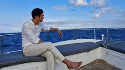 Choi Siwon mengenakan kemeja putih yang dipadankan dengan celana panjang berwarna senada. (Foto: Instagram/ siwonchoi)