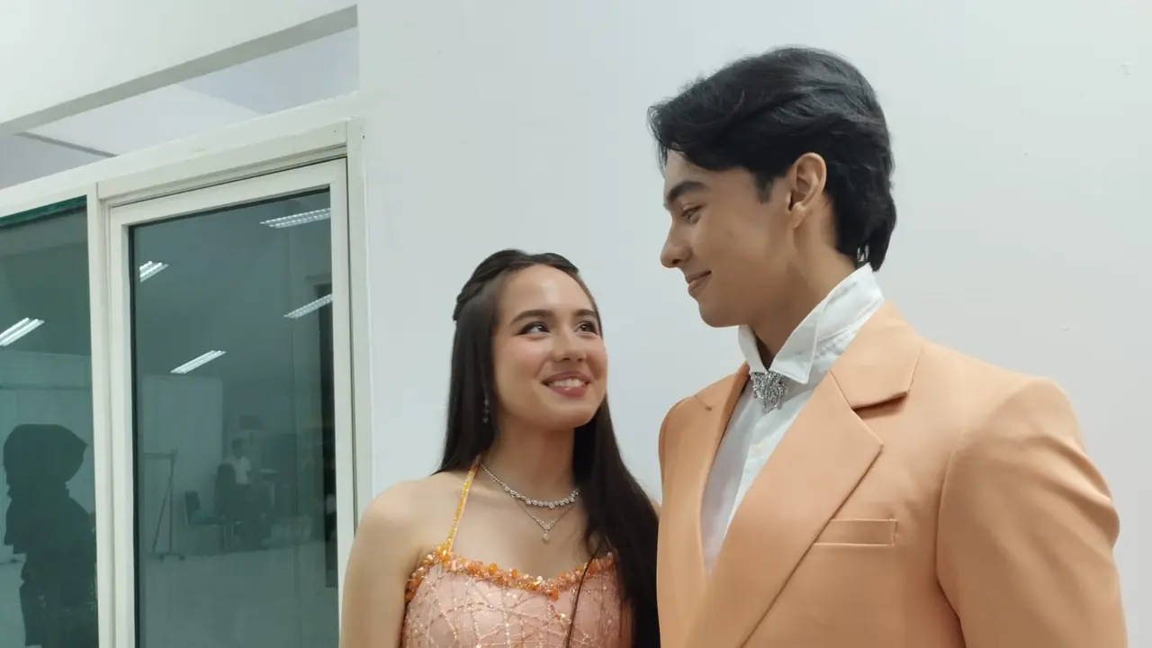 Fattah Syach dan Nicole Rossi di Infotainment Awards 2025. (M Altaf Jauhar/ Liputan6.com)