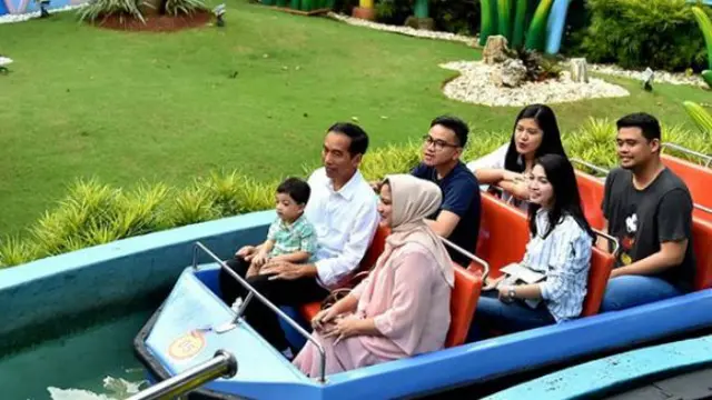 Di tengah acara ngabuburit tersebut, Jokowi tak lupa menyapa masyarakat yang juga berwisata di Dufan.