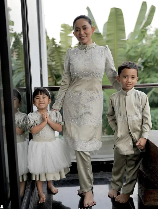 Nuansa sage menghadirkan kesan yang begitu manis pada tampilan. Paduan baju kurung dan aksen renda menampilkan keunikan dan keindahan tersendiri saat dikenakan. [Foto: Instagram/ RachelVennya]