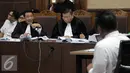Pengacara Jessica Kumala Wongso mengajukan pertanyaan pada saksi saat persidangan ke 25 di PN Jakpus, Senin (26/9). Persidangan menghadirkan ahli hukum pidana dari Universitas Islam Indonesia, Mudzakkir. (Liputan6.com/Helmi Afandi)