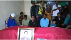 Isak tangis dari keluarga dan sanak saudara menyambut kedatangan jenazah Bripka Taufik, sejak kedatangan jenazah  yang memasuki gang sempit menuju rumah duka.