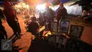 Pelukis jalanan menyelsaikan sketsa  di area Pasar malam Sekaten,Yogyakarta, (19/12).Pasar malam sekaten di selenggarakan untuk menyambut peringatan lahirnya nabi Muhammad SAW 12 Robiul Awal.(Boy Harjanto)