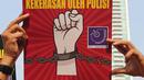 Jurnalis yang tergabung dalam Aliansi Jurnalis Independen (AJI) menunjukkan poster saat menggelar aksi pada Car Free Day di Bundaran HI, Jakarta, Minggu (29/9/2019). Dandhy Laksono ditangkap atas dugaan ujaran kebencian berdasarkan SARA karena cuitannya di Twitter. (Liputan6.com/Herman Zakharia)