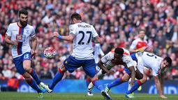 Striker Arsenal, Danny Welbeck, terjatuh berebut bola dengan bek Crystal Palace, Scott Dann, pada laga Liga Premier Inggris di Stadion Emirates, London, Minggu (17/4/2016). Sementara itu Palace masih tertahan pada posisi ke-16. (AFP/Ben Stansall)