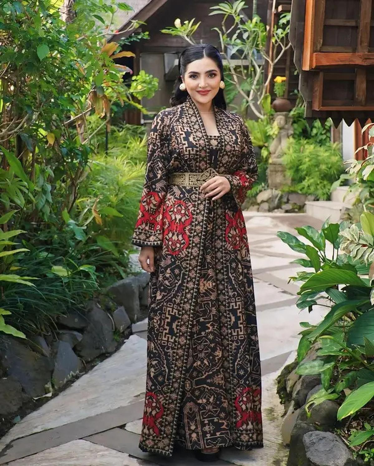 Inspirasi Padu Padan Batik ala Ashanty, dari Kebaya Elegan hingga Busana Santai untuk Liburan