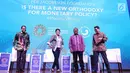 (Dari kiri) Managing Director MAS Ravi Menon foto bersama Gubernur Bank Thailand Veerathai Santiprabhob, Gubernur BI Perry Warjiyo, dan Gubernur Bank Negara Malaysia Nor Shamsiah Mohd Yunus usai seminar di Bali, Jumat (12/10). (Liputan6/Angga Yuniar)