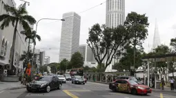 Sejumlah mobil melintas di sekitar Hotel Peninsula Excelsior, Singapura, Rabu (7/11). Hotel bintang empat ini menjadi tempat menginap Timnas Indonesia jelang Piala AFF 2018. (Bola.com/M. Iqbal Ichsan)