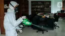 Petugas melakukan Penyemprotan Disinfektan di Masjid Baiturrahman Kompleks Parlemen, Senayan, Jakarta, Kamis (22/10/2020). Sekjen DPR Indra Iskandar menjelaskan penutupan dilakukan untuk sterilisasi dan Penyemprotan disinfektan demi mencegah penyebaran COVID-19. (Liputan6.com/Johan Tallo)