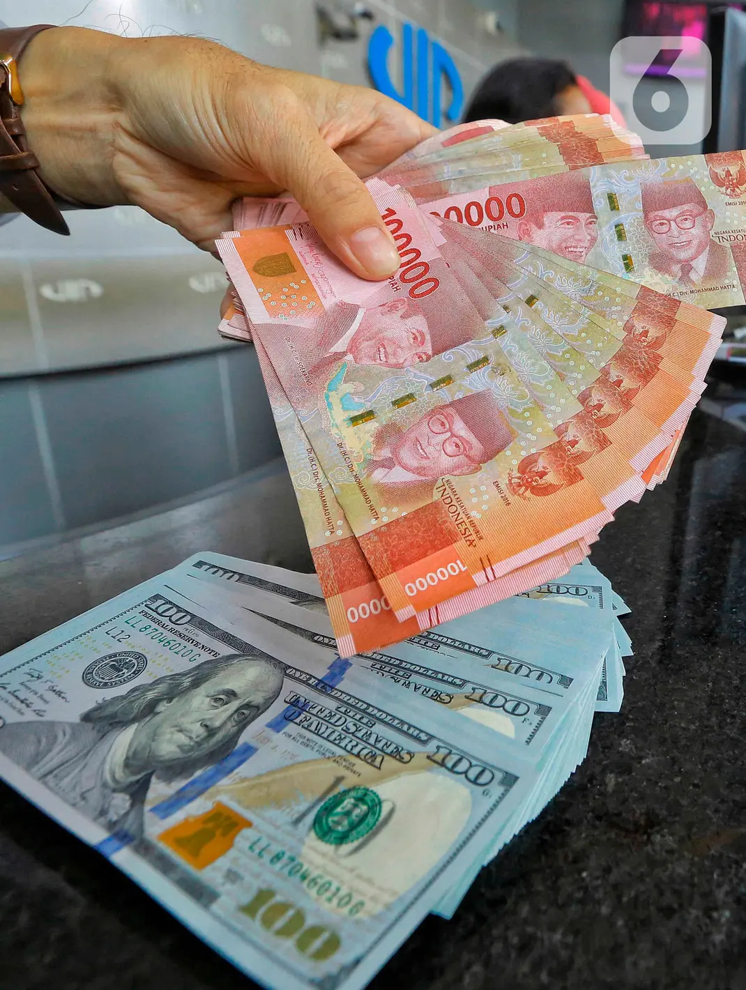 rupiah-ditutup-melemah-ke-level-rp15-616-imbas-potensi-perlambatan