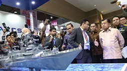 Wapres Jusuf Kalla melihat kapal laut usai membuka Indo Defence 2016 Expo & Forum, Jakarta, Rabu (2/11). Pameran ini bertema “Bolstering Defence Industri Coorperation: Archieving a Global Maritime Fulcrum and Secure World”. (Liputan6.com/Faizal Fanani)