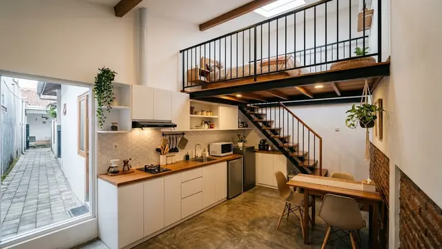 Rumah Mezzanine dengan Dapur dan Ruang Makan Terpadu