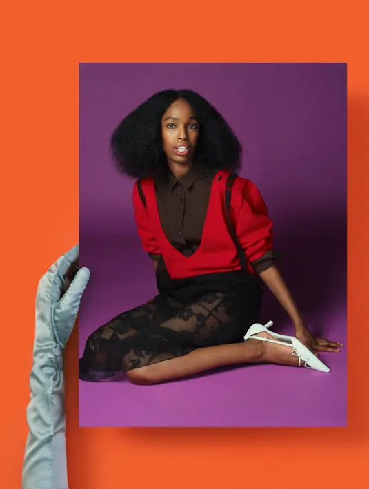 Alih-alih hanya tampil sebagai gambar digital, kampanye Prada SS 2026 dihadirkan sebagai objek fisik, foto-foto still life yang tampak sedang dipegang oleh tangan manusia. Gambar-gambar tersebut menampilkan koleksi Prada yang dipotret oleh Oliver Hadlee Pearch, seolah mengajak penonton ikut masuk sebagai pengamat tambahan. Kita tidak hanya melihat busana, tetapi juga menyadari proses melihat itu sendiri.