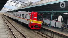 Kereta berhenti di Stasiun KA Manggarai, Jakarta, Selasa (1/12/2020). Menteri Perhubungan (Menhub) Budi Karya Sumadi menyebut nantinuya Manggarai akan menjadi pusat stasiun KA di Jabodetabek karena semua rute kereta yang ada di Jabodetabek akan bersinggungan di Manggarai. (Liputan6.com/Immanuel Anto