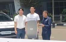 Dihadiri Bek Timnas Rizky Ridho, Hyundai Serahkan 35 Unit Mobil Stargazer untuk Operasional Liga 1