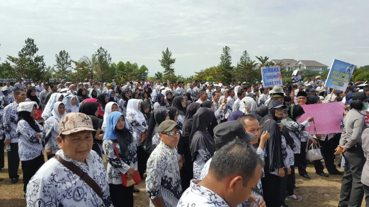 Tunjangan Profesi Nunggak 4 Bulan, Ribuan Guru Turun ke Jalan