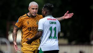 Pemain Bhayangkara FC, Radja Nainggolan (kiri) terlibat pertikaian dengan pemain PSS Sleman, Ricky Cawor pada laga pekan ke-25 BRI Liga 1 2023/2024 di Stadion PTIK, Jakarta Selatan, Kamis (22/2/2024). (Bola.com/Bagaskara Lazuardi)