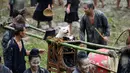 Sekelompok orang dari etnis Miao membawa anjing diletakan di kursi saat festival dog carrying day di provinsi Guizhou, Tiongkok (2/9). Acara ini menampilkan dan memamerkan anjing duduk di kursi yang digotong oleh masyarakat Miao. (AFP Photo/STR/China Out)