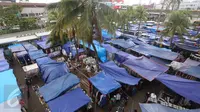 Sejumlah tenda didirikan para pedagang untuk berjualan di area parkir Pasar Senen, Jakarta, Rabu (8/2). Belum tersedianya tempat penampungan sementara membuat para pedagang terpaksa mendirikan tenda lapak. (Liputan6.com/Immanuel Antonius)