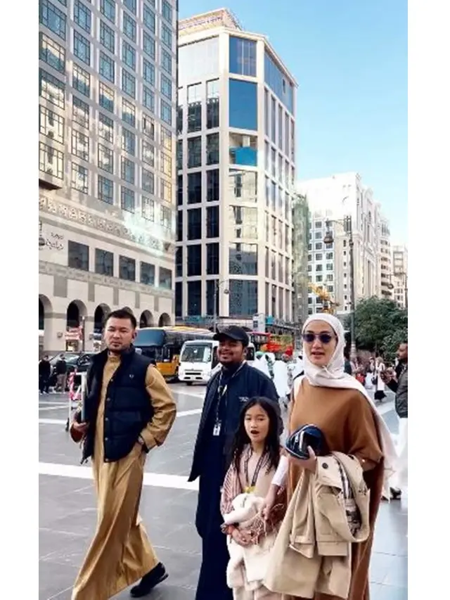 6 Potret Atiqah Hasiholan Tampil Berhijab, Jalani Umrah Bersama Rio Dewanto