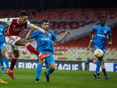 Pemain Arsenal Pierre-Emerick Aubameyang menendang bola saat melawan Olympiacos pada pertandingan leg kedua babak 16 besar Liga Europa di Emirates Stadium, London, Kamis (18/3/2021). Olympiacos menang 1-0. (AP Photo/Matt Dunham)