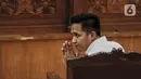 Terdakwa Richard Eliezer menjalani sidang lanjutan pemeriksaan saksi kasus pembunuhan berencana Brigadir Yosua Hutabarat atau Brigadir J di Pengadilan Negeri Jakarta Selatan, Senin (7/11/2022). Tiga terdakwa yaitu, Richard Eliezer Pudihang Lumiu atau Bharada E, Ricky Rizal, dan Kuat Ma'ruf dihadirkan bersama dalam persidangan hari ini. (Liputan6.com/Johan Tallo)